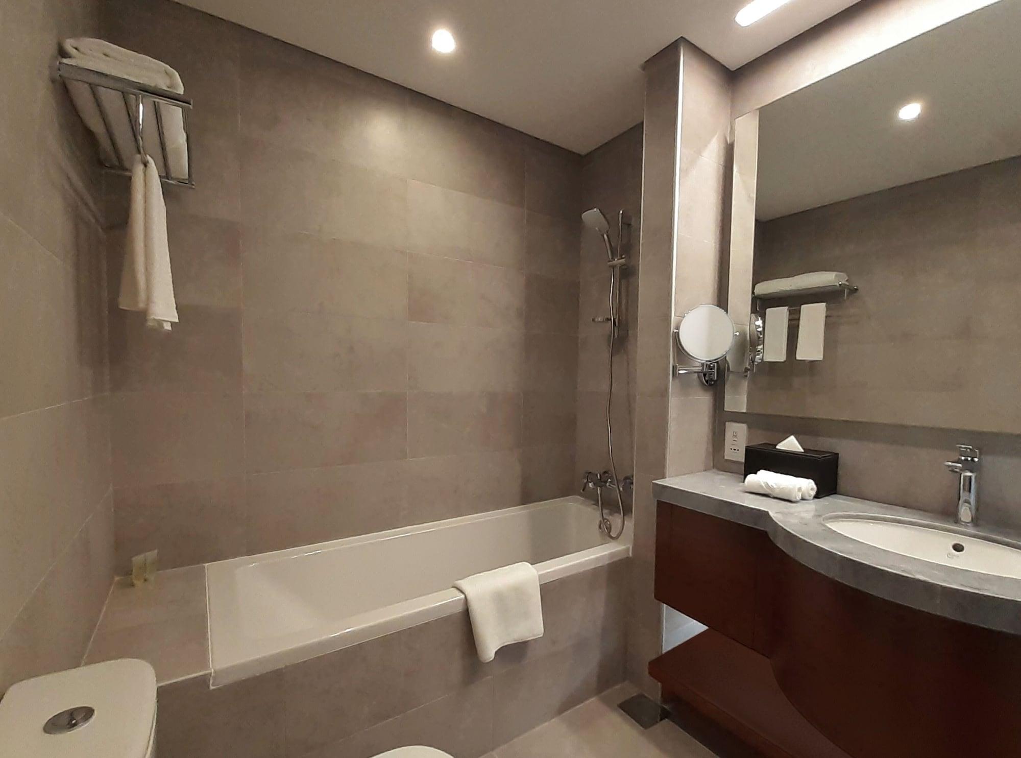 多哈萨默塞特西湾公寓式酒店 外观 照片 Bathroom of a hotel room