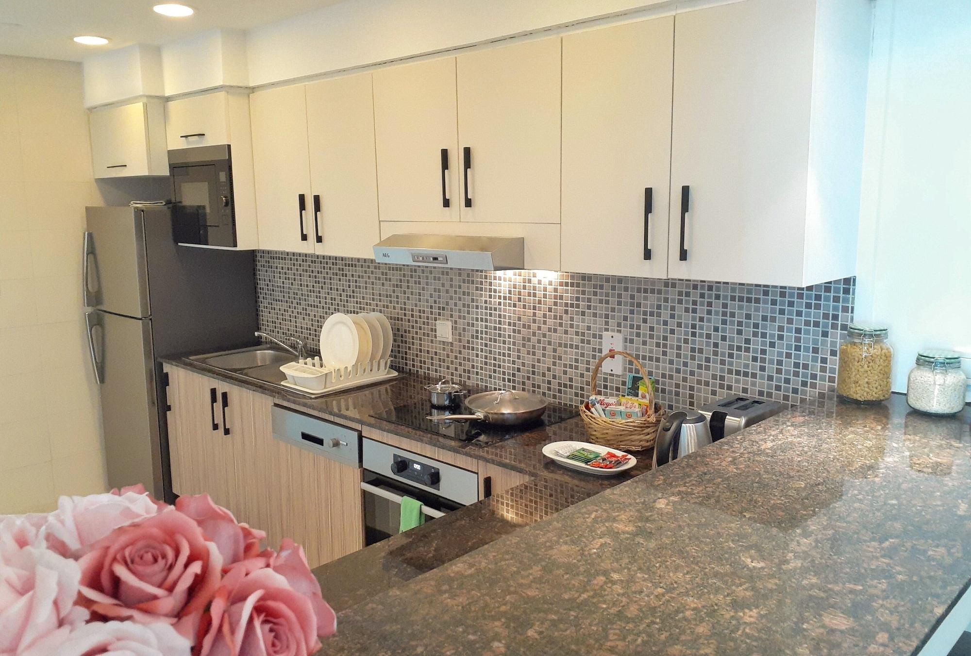 多哈萨默塞特西湾公寓式酒店 外观 照片 A kitchen in a condominium
