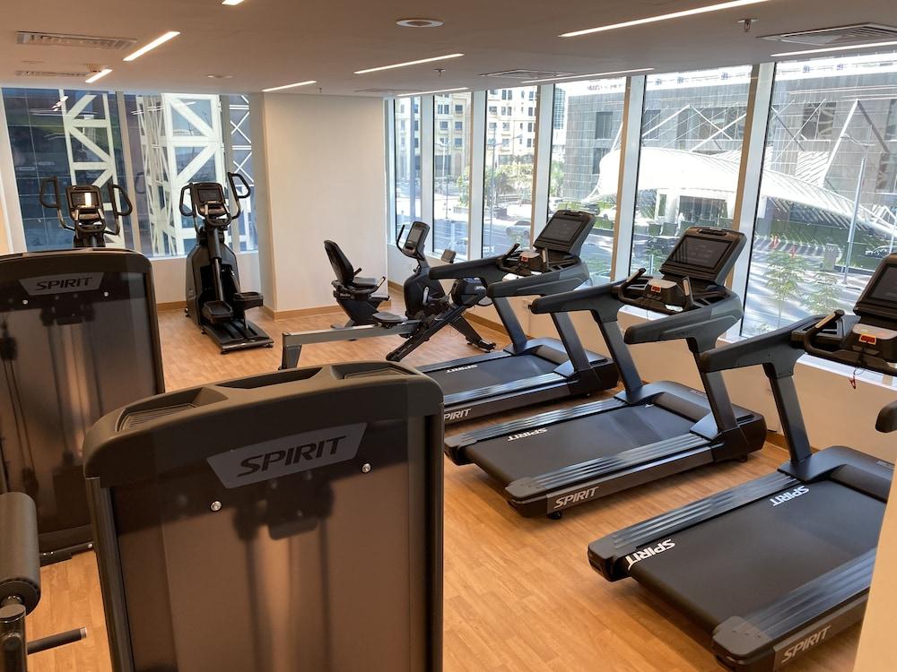 多哈萨默塞特西湾公寓式酒店 外观 照片 A gym in a hotel