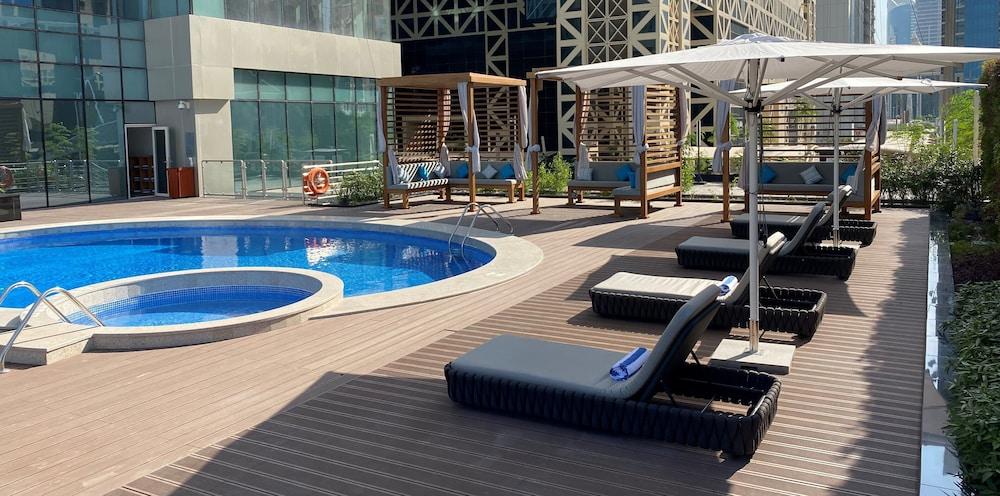 多哈萨默塞特西湾公寓式酒店 外观 照片 The pool at the hotel