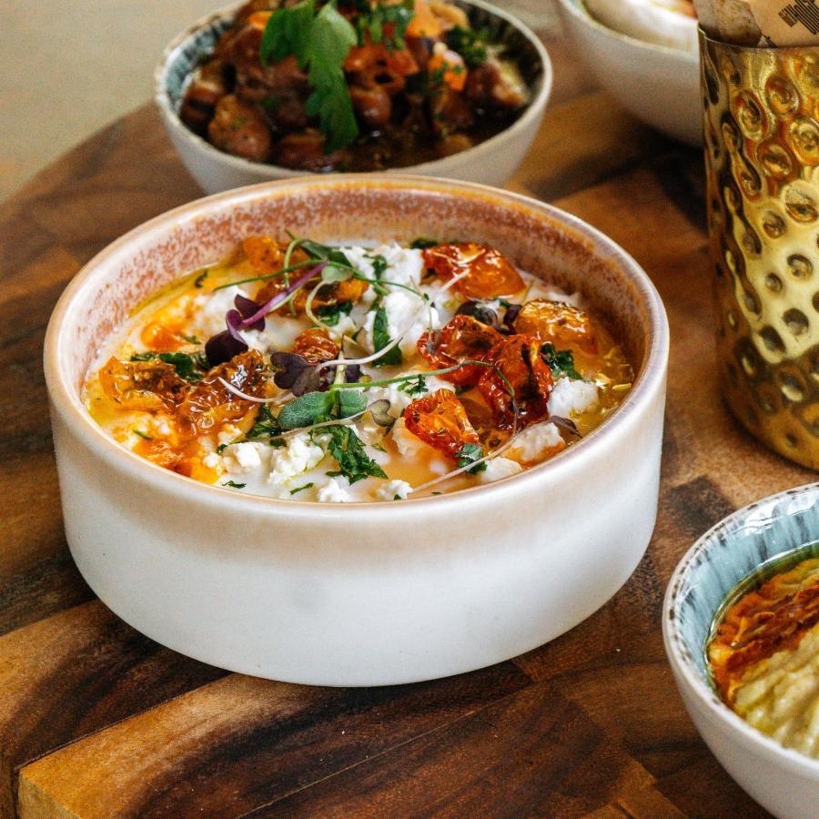 多哈萨默塞特西湾公寓式酒店 外观 照片 Labneh with olive oil, sumac, and olives