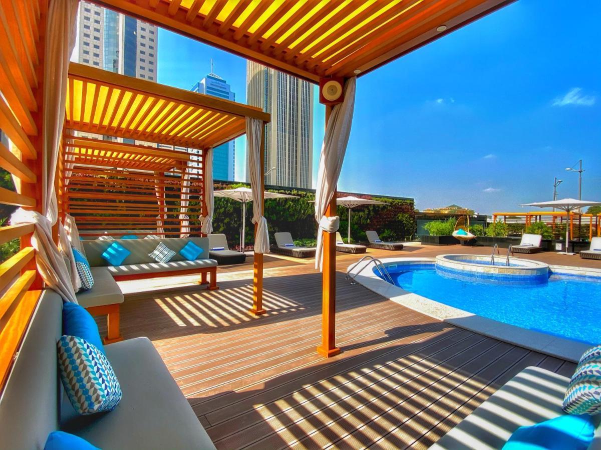 多哈萨默塞特西湾公寓式酒店 外观 照片 The swimming pool at the hotel