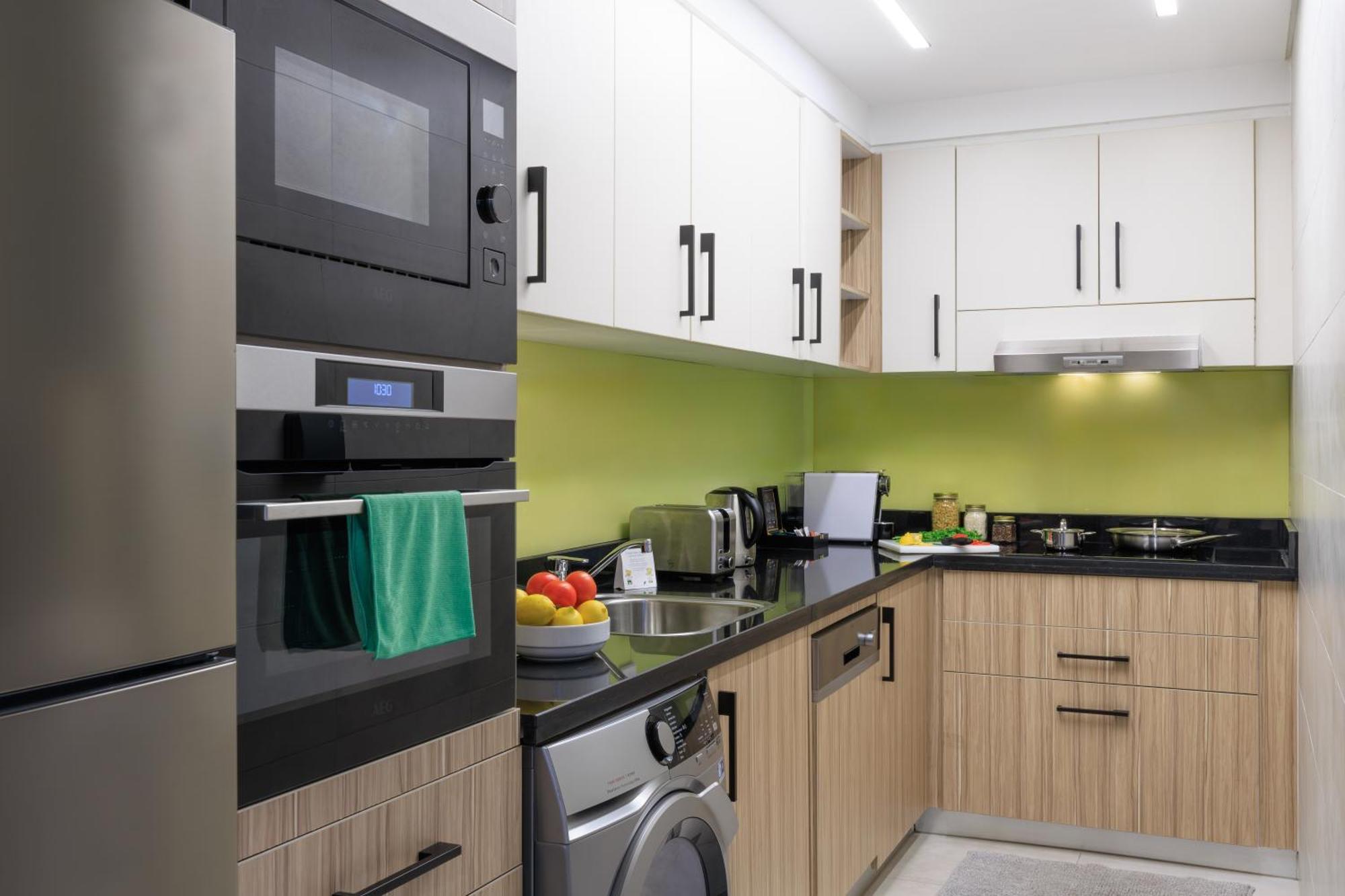 多哈萨默塞特西湾公寓式酒店 外观 照片 A modern kitchen