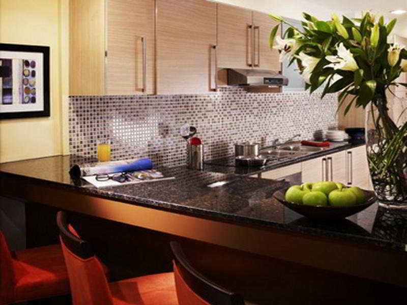 多哈萨默塞特西湾公寓式酒店 客房 照片 A kitchen at The Standard East Village