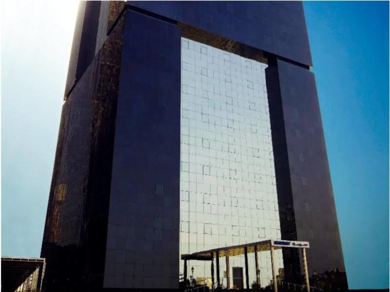 多哈萨默塞特西湾公寓式酒店 外观 照片 The 100-metre-high (330 ft) mirror at the Teide Observatory