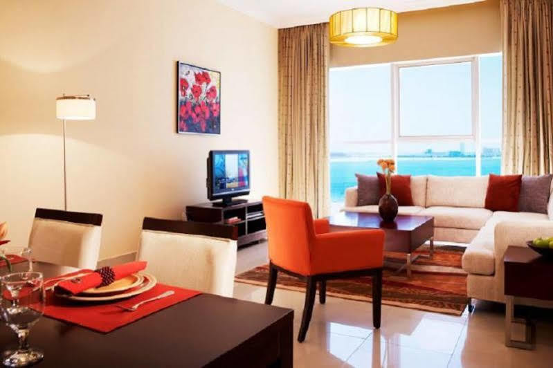 多哈萨默塞特西湾公寓式酒店 外观 照片 A living room in a typical apartment