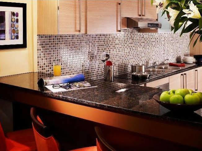 多哈萨默塞特西湾公寓式酒店 外观 照片 A kitchen with granite countertops